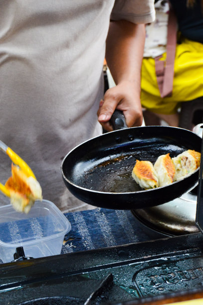 2022年8月21日，印尼万丹市帕萨尔·喇嘛·坦格朗:街头食品制作过程。图片下载