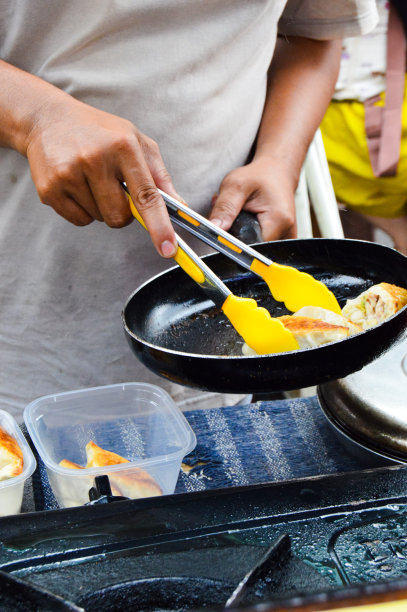 2022年8月21日，印尼万丹市帕萨尔·喇嘛·坦格朗:街头食品制作过程。图片下载