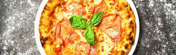 热可口的传统意大利火腿披萨。图片下载