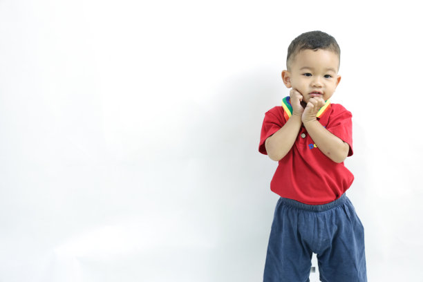 穿着红色衬衫的男孩被孤立在白色背景上图片下载