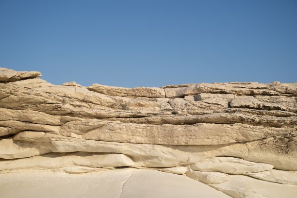 蓝天下大理石岩层的美丽照片图片下载