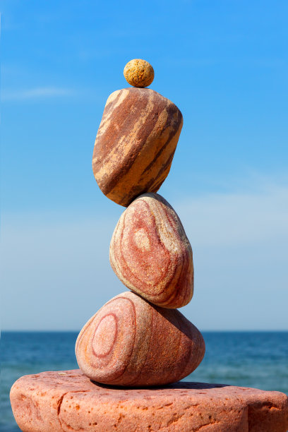 禅岩是大海背景下的红石金字塔。生活平衡的概念图片下载