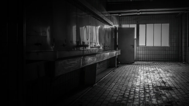 带水槽的旧洗衣区图片下载