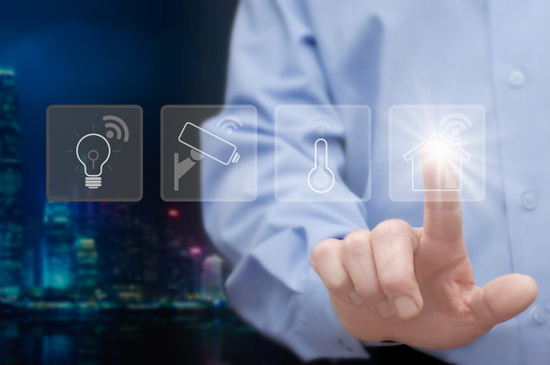 Man触摸智能家居服务的图标，包括安全、照明、电源、气候控制等。智能家居/智能住宅的概念。图片下载