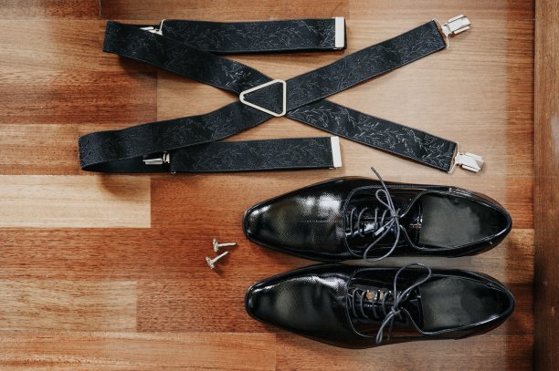 经典的皮鞋配上婚礼当天的配饰图片下载