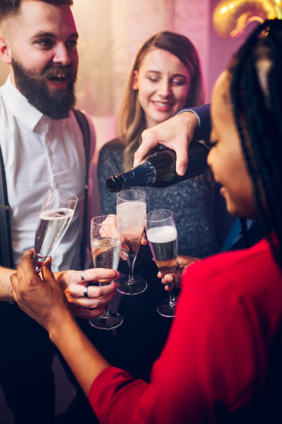 人们双手捧着长笛酒杯倒香槟图片下载