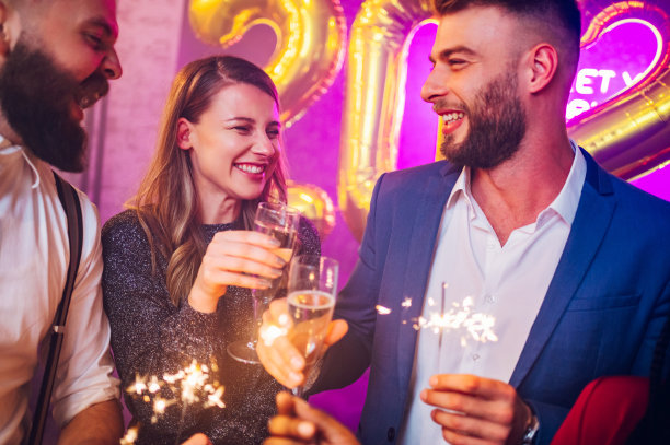 跨种族的朋友们用香槟和烟火庆祝新年图片下载