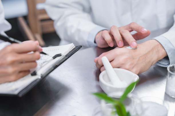 保健化妆品研究药科学实验室，用化学医生、烧杯、眼镜等工具进行有机中草药化学药物试验图片下载