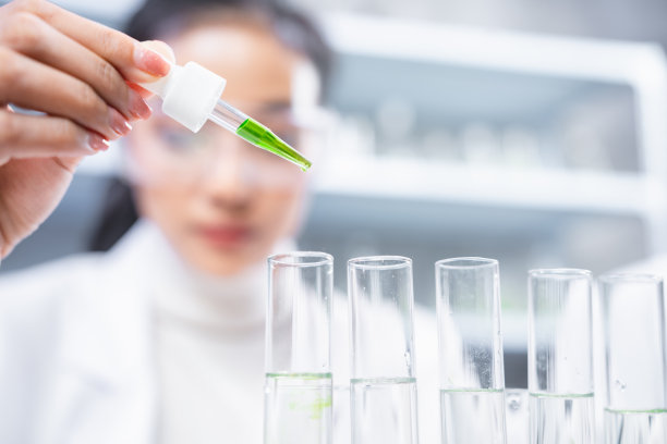 有机天然草本植物在科学实验室进行药物化学研究，化妆品提取液化学油在玻璃器皿中，美容药品护理血清产品叶生物学实验图片下载