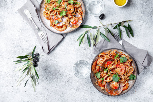 海鲜意大利面。意大利宽面条和扇贝。图片下载