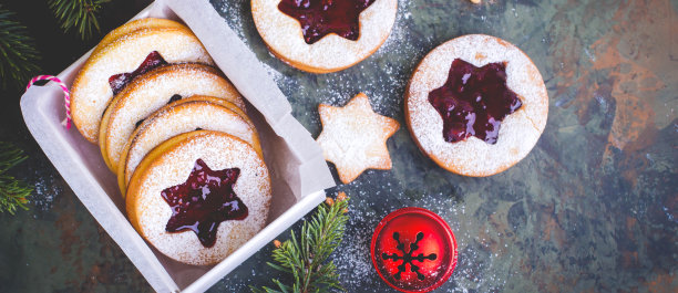 圣诞节或新年自制甜蜜的礼物。传统奥地利圣诞饼干林策饼干图片下载