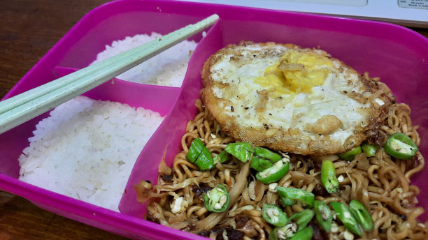 午餐:牛眼蛋炒面配青辣椒片图片下载