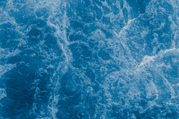 深蓝色的海面上有波浪、水花和气泡图片下载