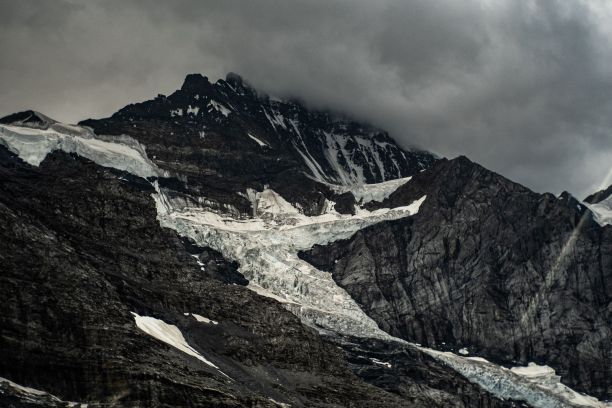黑白照片的雪山和岩石图片下载