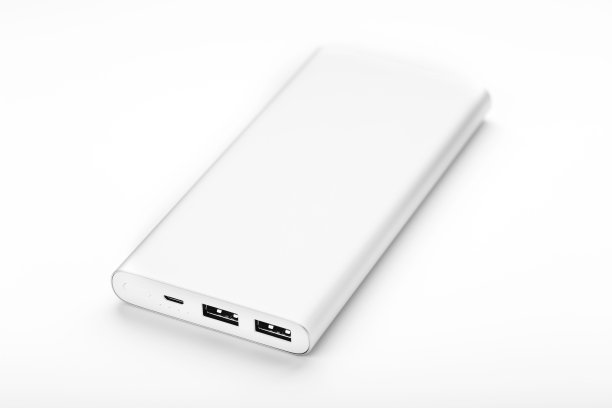 白色背景，用于为移动设备充电的充电宝。图片下载