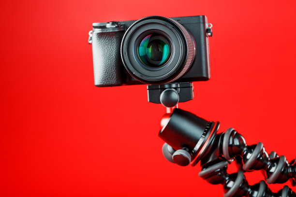 红色背景的照相机。为你的博客或报告记录视频和照片。图片下载