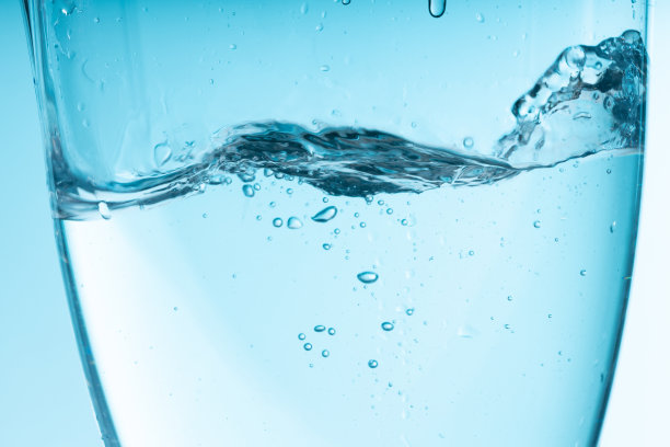 玻璃容器里的水波。干净的清水图片下载