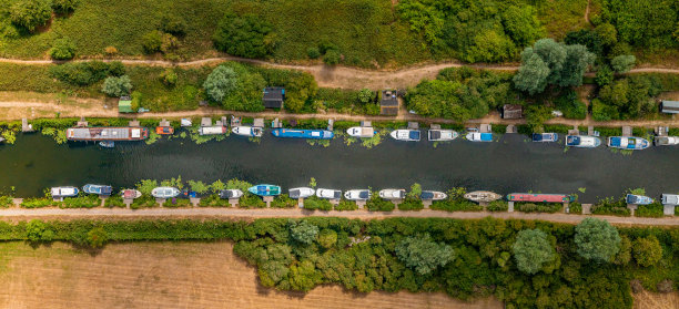 沿河的运河船图片下载