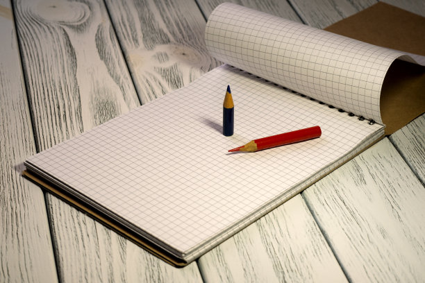 打开空白记事本与方格活页纸图片下载