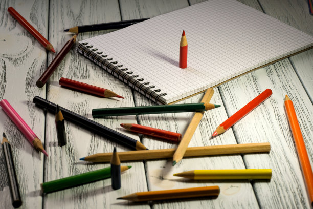 打开空白记事本与方格活页纸图片下载