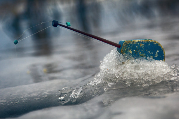 冬季在冰湖上钓鱼是健康的爱好图片下载