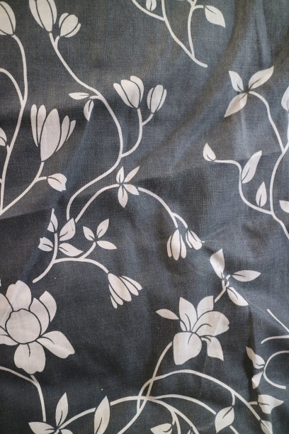 有植物和花朵图案的黑布图片下载