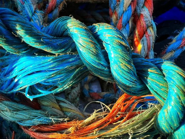 港口上五颜六色的绳子图片下载