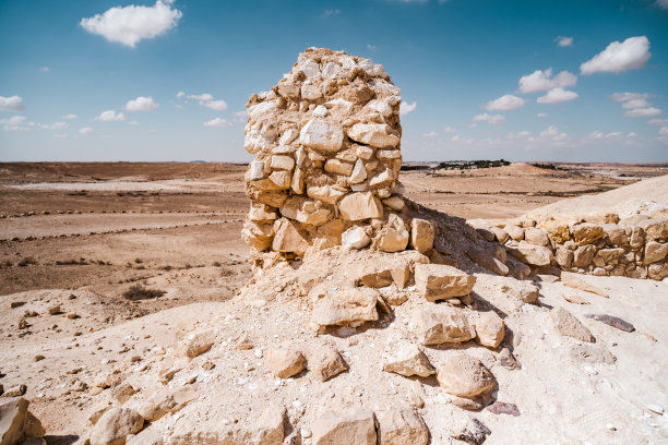 中东沙漠景观中的古代聚落遗址图片下载