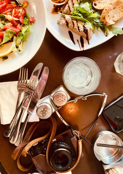 小型数码相机和户外餐厅餐桌上的午餐图片下载