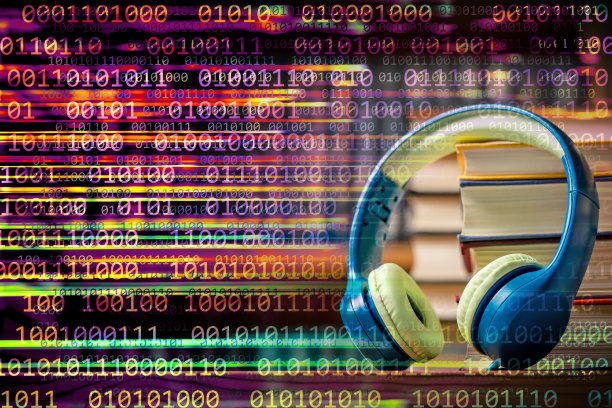有声书的概念-在二进制代码背景上有一堆书的耳机图片下载