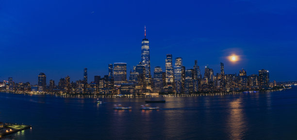 纽约市天际线全景曼哈顿下城和自由塔的夜间全景图片下载