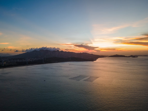 日落时的海洋农场和海上风力发电图片下载
