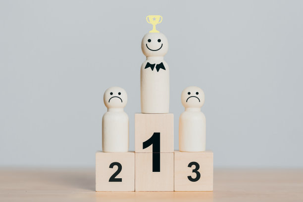 质量保证，保证，标准，ISO认证。优秀的商务服务评分客户体验。满意度调查。人类木块5星获奖概念。图片下载