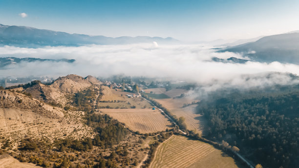 土耳其布尔萨穆杜尔努的云海图片下载