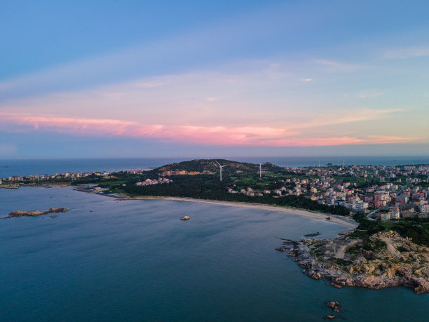 日落时分岛上的风力发电图片下载