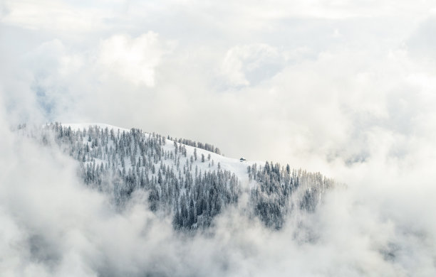 神秘的雪山山脊图片下载