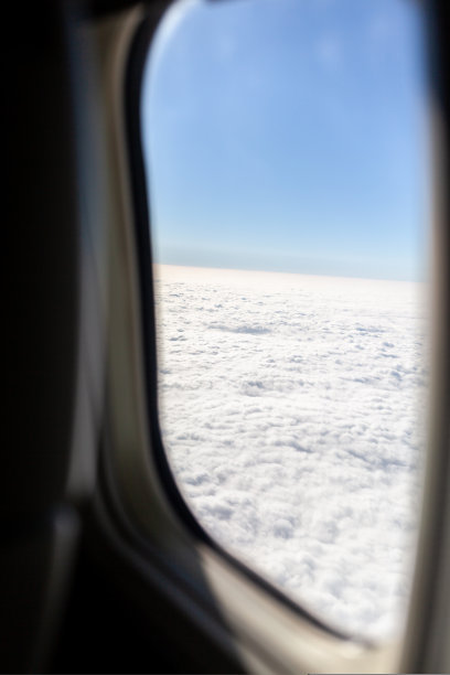 飞机飞行。飞在云上的飞机的机翼。图片下载