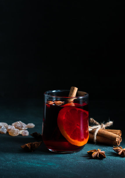 德国传统的冬季圣诞市场新年节日节日喝热的甜热的红葡萄酒与香料柑橘芳香肉桂八角图片下载