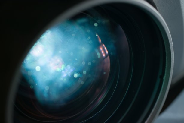 投影仪镜头的特写镜头，蓝色闪闪发光的反射——完美的墙纸图片下载