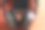 橙色表面上的无线耳机和手机特写镜头图片下载