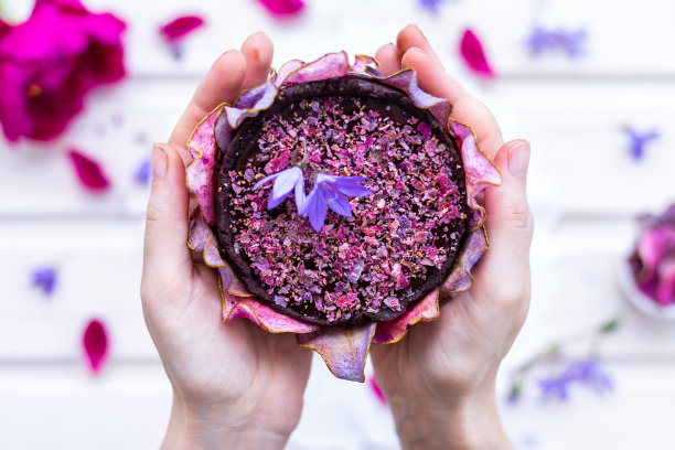 美丽的照片，女性的手拿着一个梨生素食紫蛋糕脱水梨图片下载