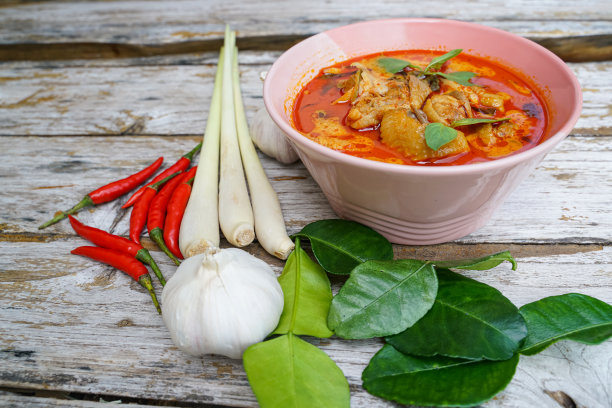 红咖喱笋鸡是一道很受欢迎的泰国菜，烹饪非常讲究。图片下载