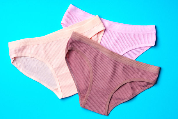 在工作室里，蓝色背景上的女性内裤图片下载