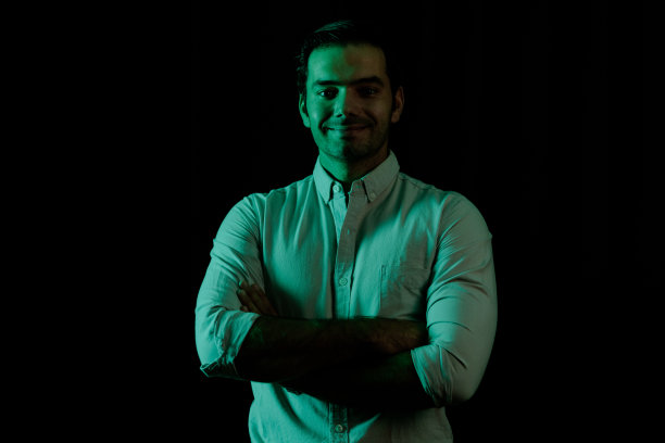 绿光下的年轻中东男子肖像图片下载