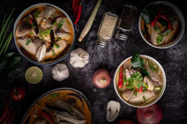 冬阴鸡配辣椒，香菜，干辣椒，青柠叶，蘑菇和柠檬草在碗里图片下载