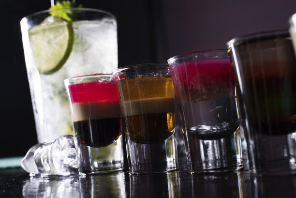 酒吧里五颜六色的鸡尾酒。图片下载