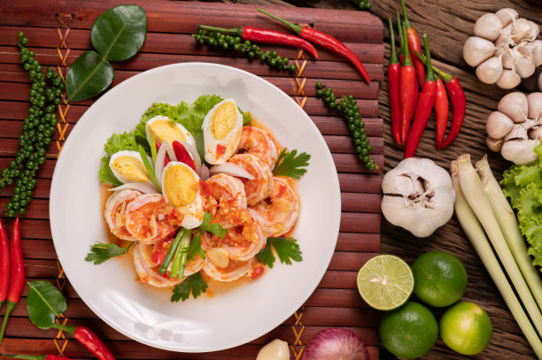 虾沙拉配煮蛋生菜和葱花，装在白色盘子里图片下载