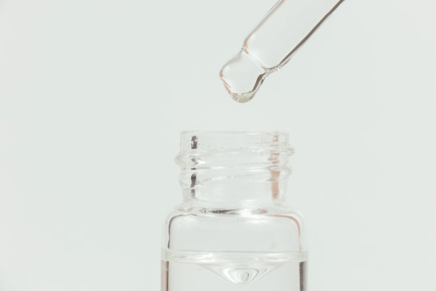 移液管与玻璃瓶在一个浅的背景。图片下载