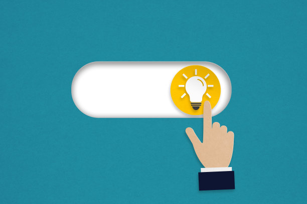 商人手剪纸打开灯泡与垃圾深蓝的背景图片下载