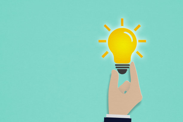 剪纸上的商人手拿着一个发光的灯泡。商业想法、解决方案、创新或灵感的创造性概念。图片下载